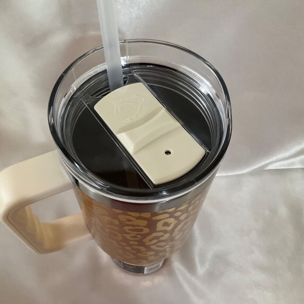 Buc-Ees 40 Oz Yukon Outfitters Leopard Print Tumbler With Straw & Slider Lid - Picture 4 of 6